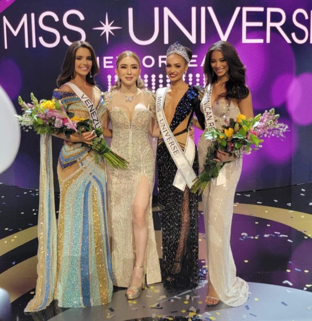Miss Venezuela, Amanda Dudamel; Anne Jakkaphong Jakrajutatip, propietaria de Miss Universo; R&#039;Bonney Gabriel, Miss Universo Estados Unidos; Andreína Martínez, Miss República Dominicana.