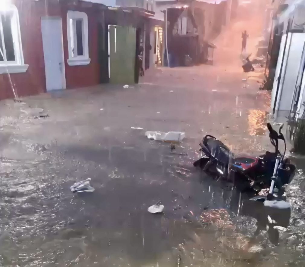 Fuertes lluvias provocan nuevas inundaciones en Dajabón por deficiencia en drenaje pluvial.