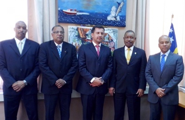 De derecha a izquierda el general Amílcar Fernández Tejada, director del CESTUR, a su lado el Ministro de Justicia de Curazao, Nelson Navarro, y otras autoridades de la isla.