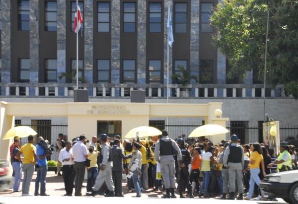 Foto de archivo en una de las protestas por la asignación del 4% a la educación frente al Ministerio de Educación.