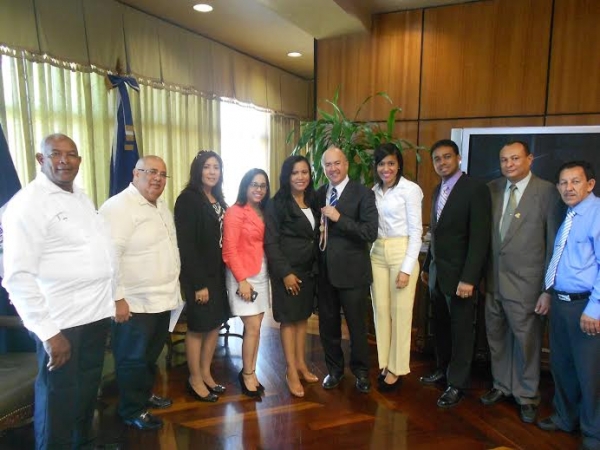 El procurador Francisco Domínguez Brito junto a la fiscal titular de la provincia Valverde, Sonia Espejo, miembros del Ministerio Público y líderes comunitarios de esa localidad.