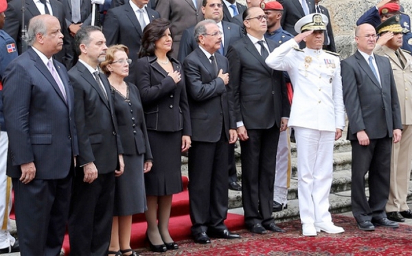 El presidente y vicepresidente de la República, Danilo Medina y Margarita Cedeño de Fernández, acompañados del ministro de Cultura, José Antonio Rodríguez y el ministro de las Fuerzas Armadas, Sigfrido Pared Pérez, y una amplia comitiva, rinden honor al Coronel Fernández Dominguez, en el acto de exaltación de su figura a la de Héroe Nacional por haber dirigido la gesta consticionalista después del derrocamiento del gobierno de Juan Bosch por las tropas norteamericanas.