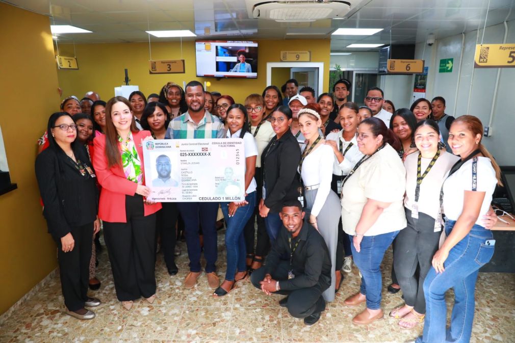 Starlin Josías Castillo Rosa fue el ciudadano número 1 millón en obtener su cédula de identidad y electoral en la provincia Hato Mayor.