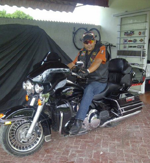 Empresario Juan Julio Valdez Rijo montado en su Harley-Davidson en foto de archivo.
