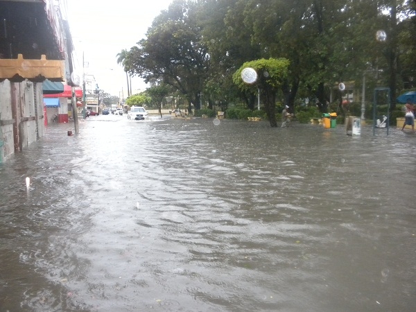 Lluvias inundan el centro de San Pedro de Macorís