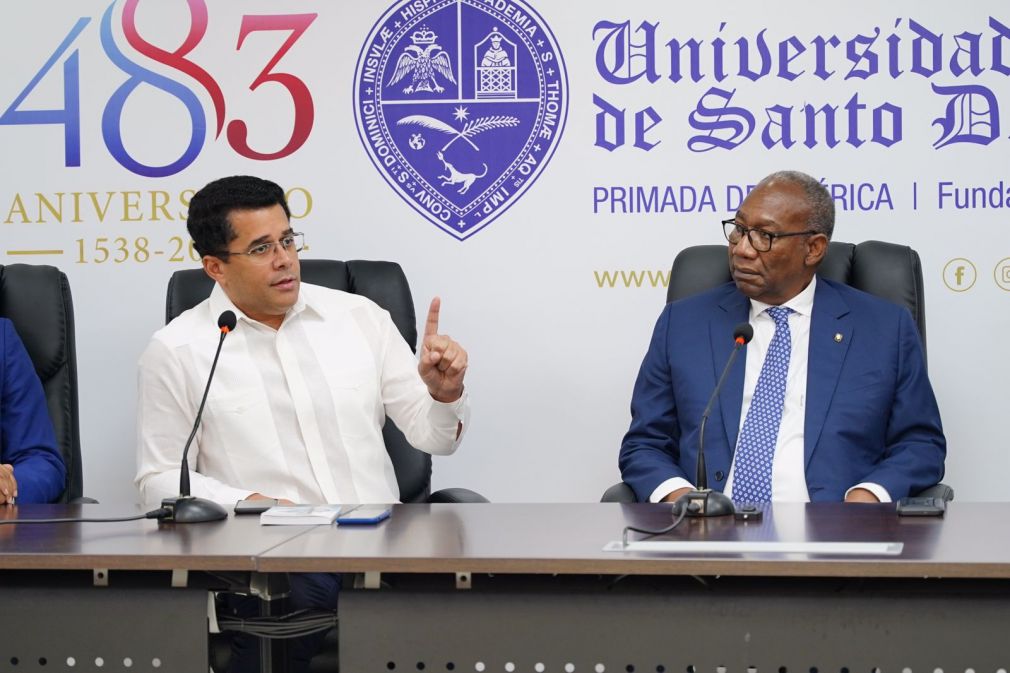 El rector de la UASD, Editrudis Beltrán, y el ministro de Turismo, David Collado, durante el encuentro que sostuvieron en la sede central de la Academia.