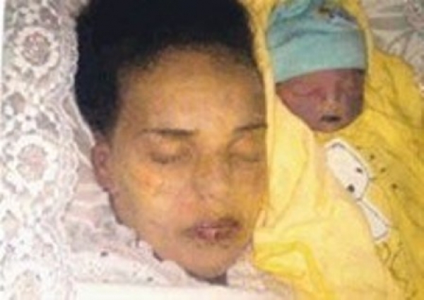 Madre y bebe mueren