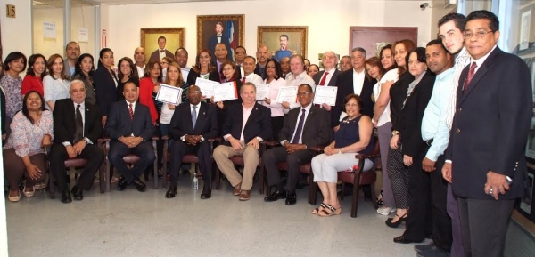 UASD entrega certificados a participantes en consulado de RD Nueva York:  