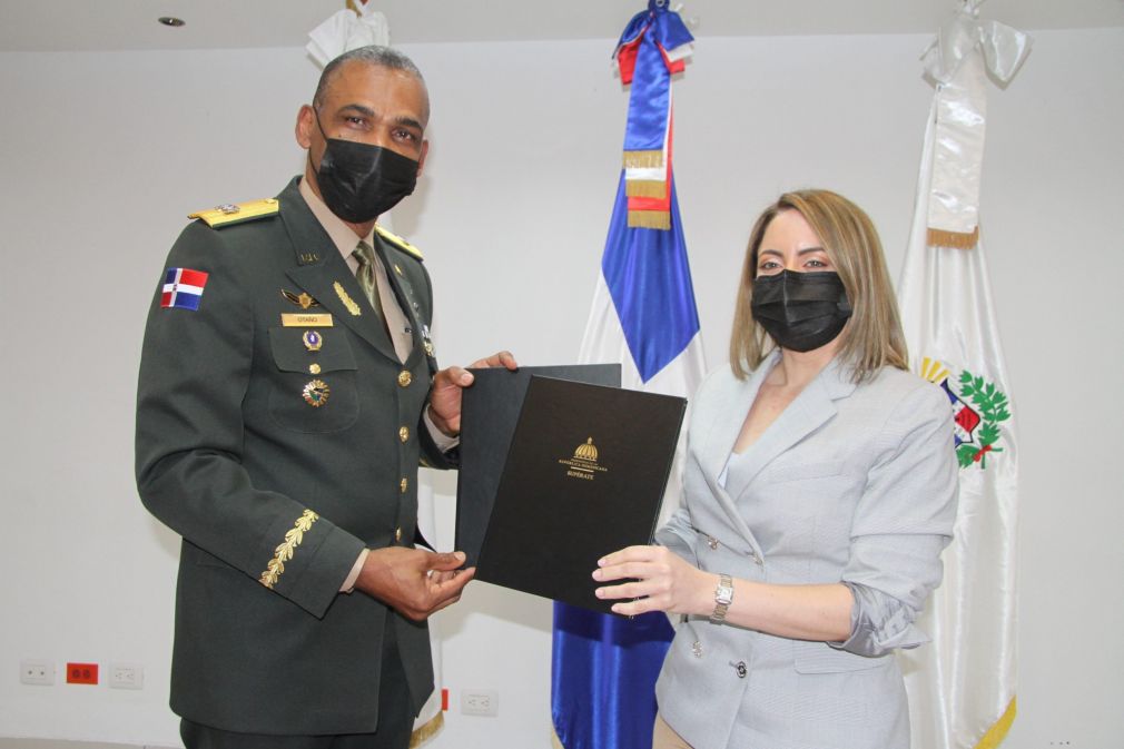 El acuerdo fue rubricado por el director de las Escuelas Vocacionales de las Fuerzas Armadas y de la Policía Nacional, general de Brigada ERD., Juan José Otaño Jiménez y la directora del Programa Supérate, Gloria Reyes.