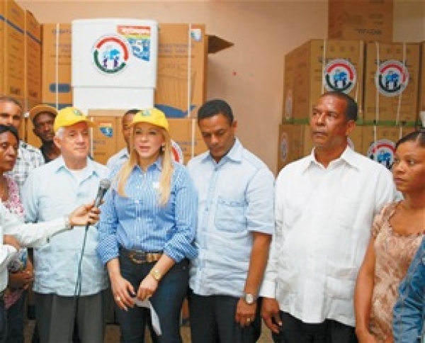 Leddys Vásquez de la Comisión Barrial y el diputado José Cabrera durante la entrega de ayuda a familias de La Barquita.