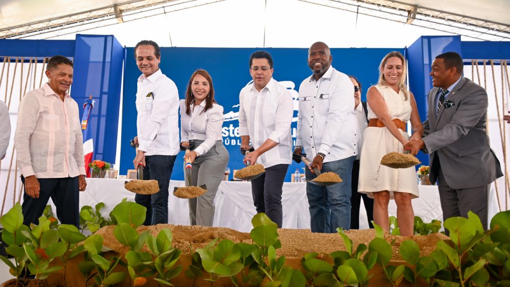 El Ministro David Collado, los viceministros de Turismo, el director general de Ceiztur, Gabriel Español, entre otras personalidades, así como autoridades locales.