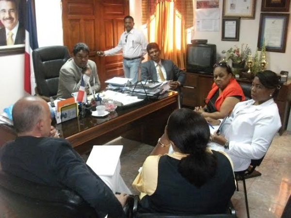 Gobernador de Barahona se reúne con funcionarios de salud