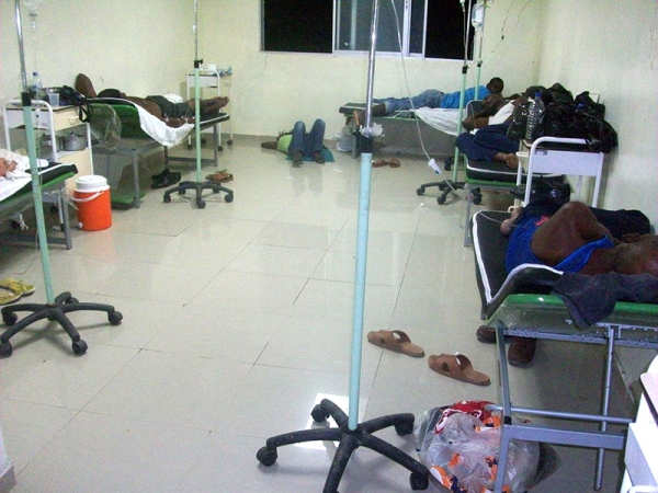 Enfermos en la sala de Emergencia del Hospital San Bartolomé de Bahoruco.