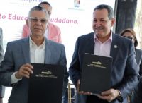 Alcalde de SDE, Manuel Jiménez y Porfirio Peralta, director de Promipyme. El programa educativo impactará 114 barrios de Santo Domingo Este.