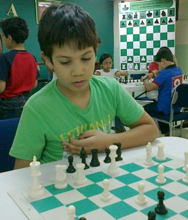 El niño Jairo San Miguel, momentos de hacer una jugada.