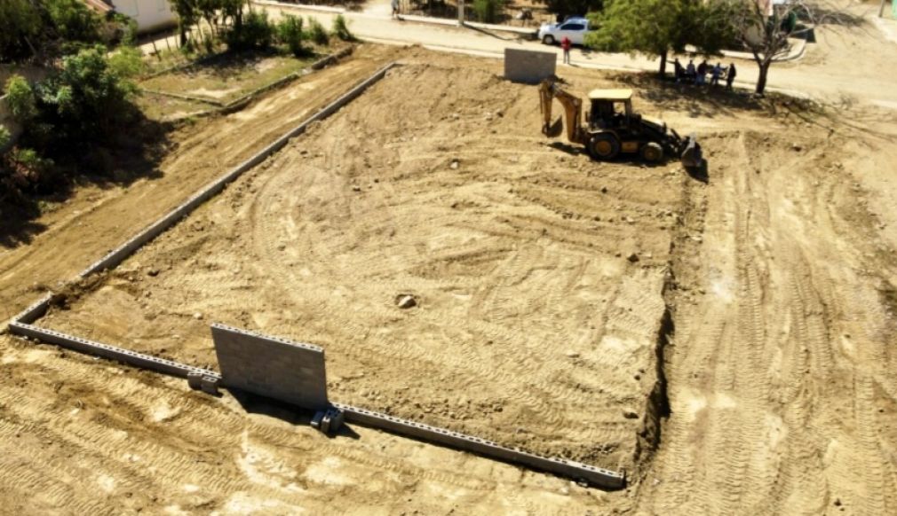 Alcaldía de Montecristi da inicio a construcción de cancha deportiva en el Km 14 El Duro.