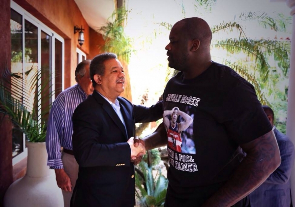 El expresidente Leonel Fernández se saluda con Shaquille O´Neal en un encuentro privado en Santo Domingo de Guzmán aprovechando las vacaciones de la estrella de la NBA para disfrutar las playas y jugar golf, según declaró.