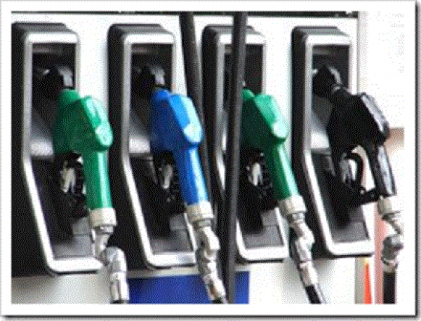 Tímidas bajas en los precios de los combustibles