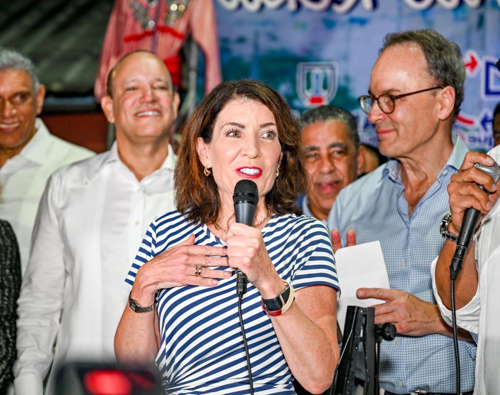 Además del alcalde Ulises Rodríguez y la gobernadora Kathy Hochul el encuentro también estuvieron presentes el cónsul dominicano en Nueva York, Jesús Vásquez, el congresista federal Adriano Espaillat y el comisionado de Transporte de Nueva York, Ydanis Rodríguez, además de autoridades locales, líderes comunitarios, y miembros del consejo directivo del aeropuerto, entre ellos Félix García.