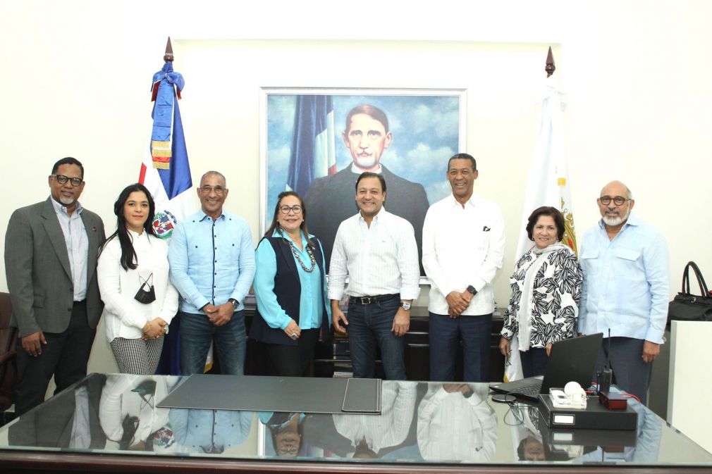 El alcalde Abel Martínez acompañado de la comisión del Ministerio de Obras Públicas.