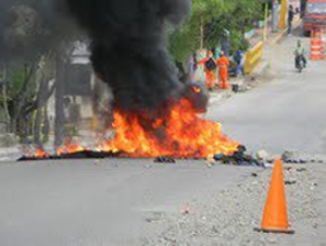 Protestas continúan en Salcedo, tirotean casa de derigente del PLD