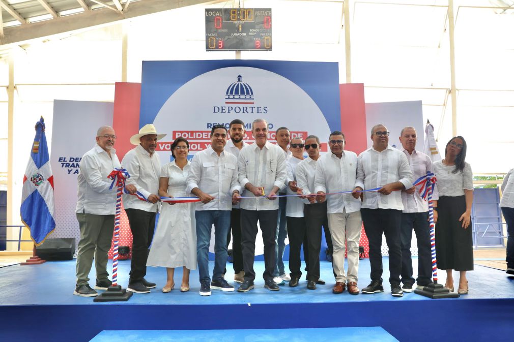 El presidente Luis Abinader presidió el acto de inauguración y cortó la cinta para oficializar la entrega, acompañado del ministro de Deportes, Kelvin Cruz.
