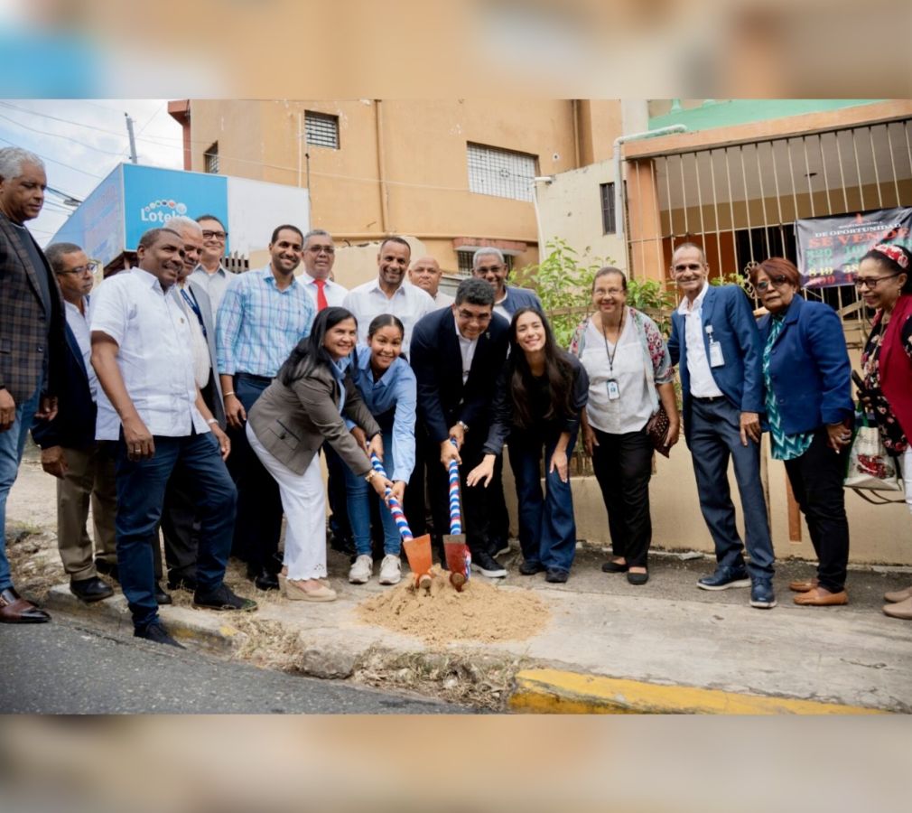 El alcalde Dío Astacio encabezó el inicio de los trabajos.