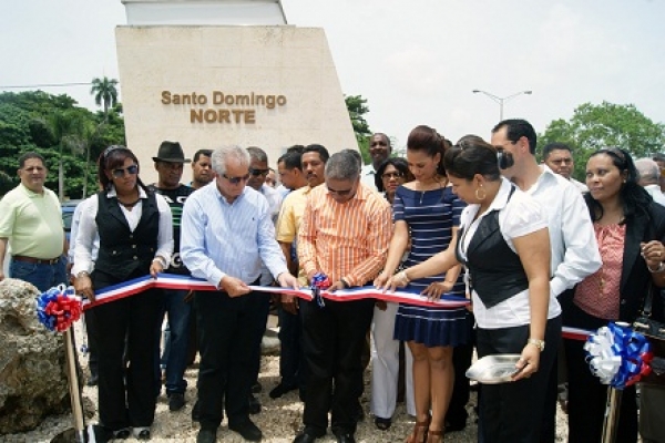 Inauguran obelisco e isleta-jardín en Santo Domingo Norte