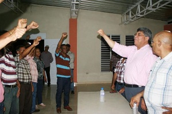 Fernando Rosa juramenta equipo de campaña en Hato del Yaque