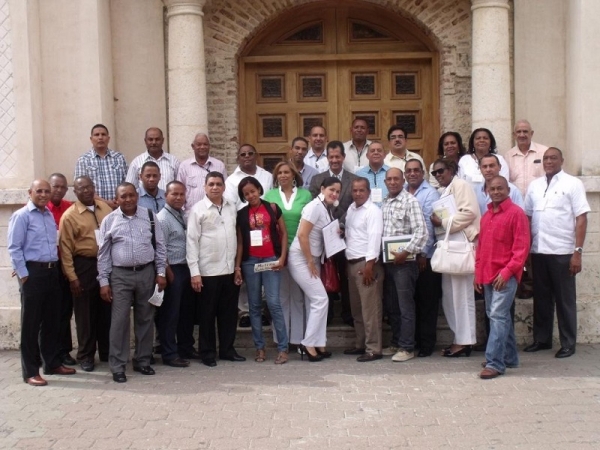 Los directivos de Asodore y Flacso junto a los regidores participantes en el curso celebrado en Baní. 