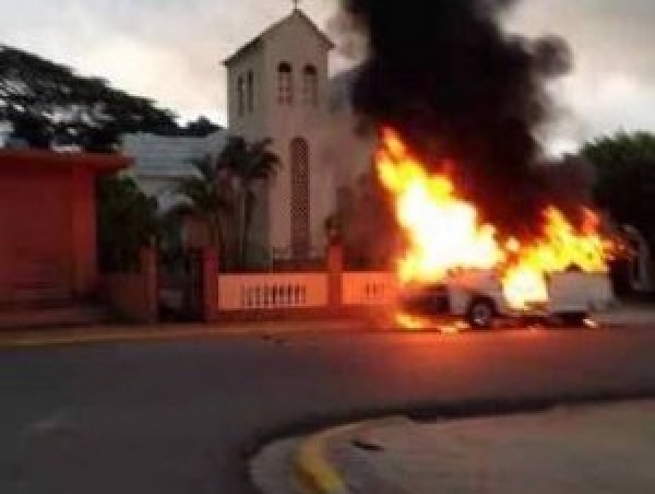Guagua de pasajeros se incendia en Tamboril