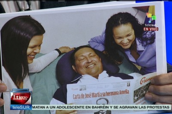 El presidente Chávez junto a sus hijas en La Habana. 