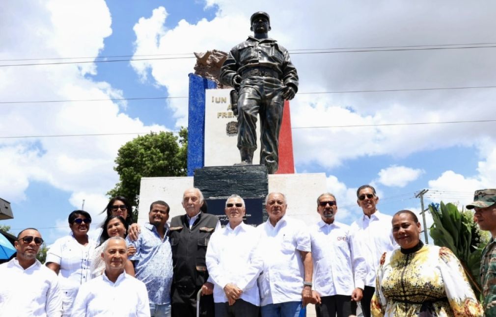 La obra está compuesta por una estatua dedicada a la figura del coronel histórico, un niño denominado “Soldado Democrático” y un tanque de guerra.