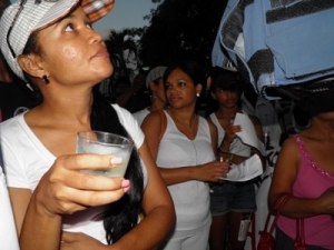 Dominicanos rezan hasta tres "Ave María" frente a tribunal a la espera veredicto Aida de los Santos