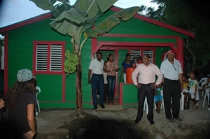 Gobernador entrega vivienda a familia de Canasta