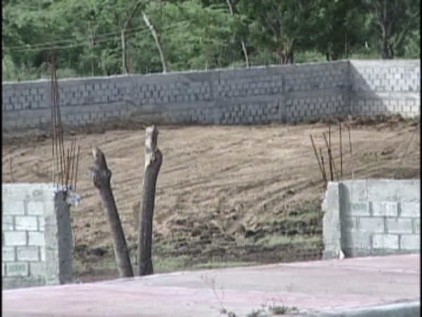 En las Matas de Farfan paralizan construcción de liceo por construir estación de gasolina