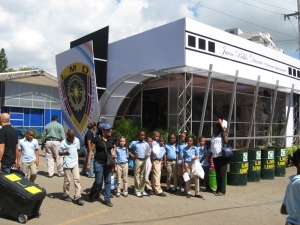 Varios niños y sus profesoras se organizan para entrar al Stand de la Liga Municipal Dominicana, en la Feria Internacional del Libro que desde anoche se celebra en el país hasta el 5 de mayo 