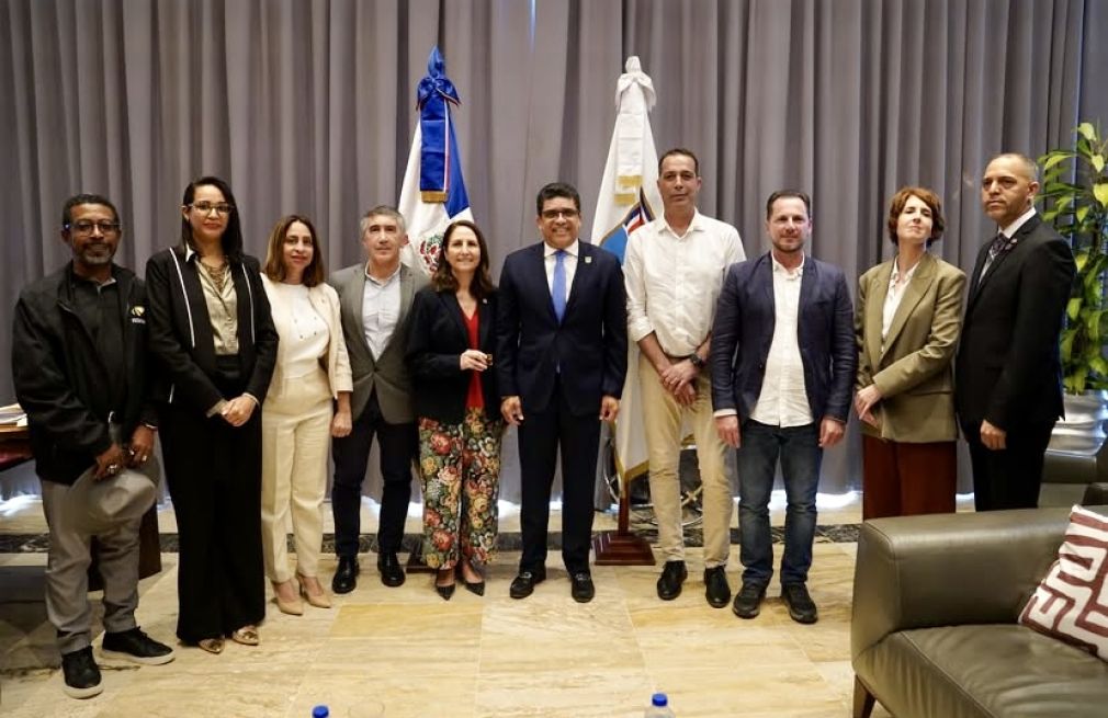 El alcalde Dío Astacio sostuvo un encuentro con representantes del Fondo Andaluz de Municipios para la Solidaridad Internacional (FAMSI).
