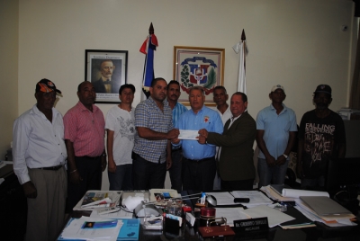 Alcalde de Santigo entrega un millón de pesos para socorrer familias afectas por un incendio