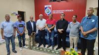 En la negociación estuvieron presentes el sacerdote Isaac García, rector de la UCNE, Miguel Medina Liriano, en representación de la UASD, Diego Hidalgo, en representación del comercio, José Mercado y Felipe en representación del Colectivo de Organizaciones Populares.