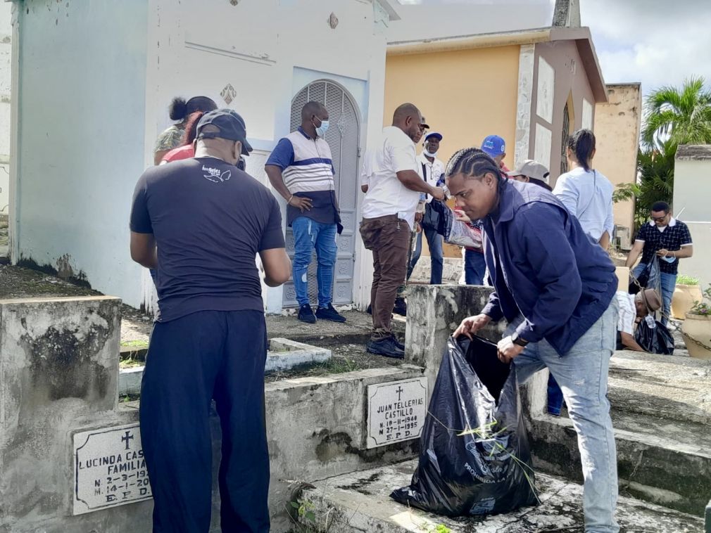 El Ayuntamiento y la administración del Cementerio Cristo Salvador realizaron una jornada para remozar ese camposanto.
