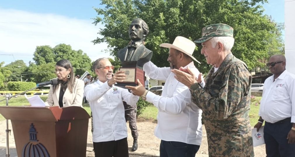 Juan Pablo Uribe, entrega un busto de Juan Pablo Duarte a Santiago Riverón, le acompaña Sócrates Suazo Ruiz.