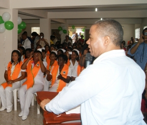 Francisco Fernández habla en la graduación de las mujeres. 