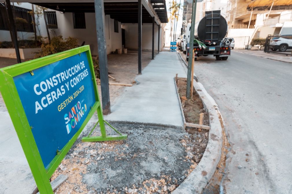 Alcaldía del DN continúa programa de construcción de aceras y contenes en Serrallés y Mata Hambre.