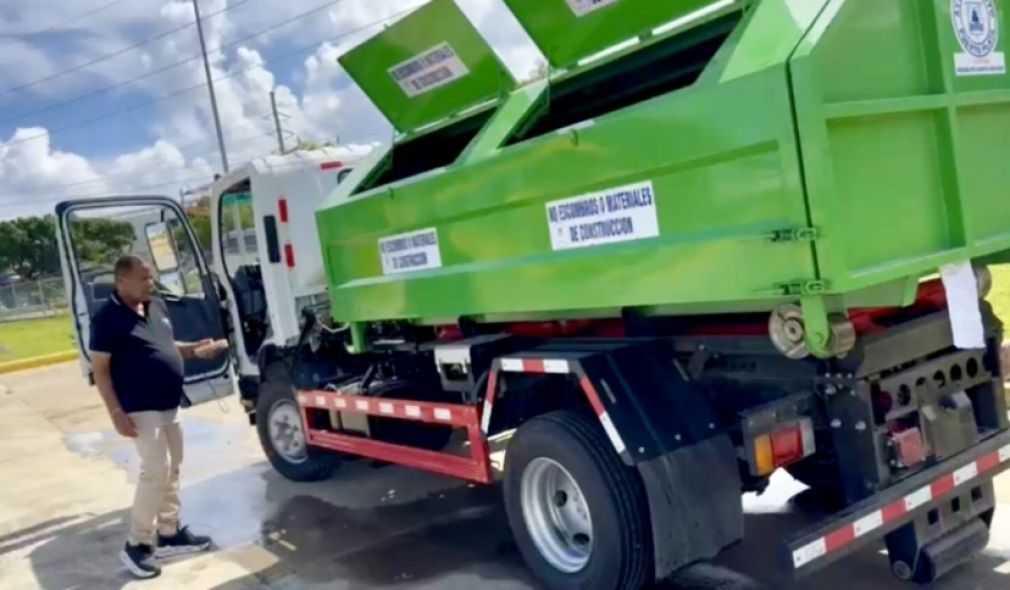 Alcaldía de Puerto Plata instala contenedores vagones para erradicar vertederos.