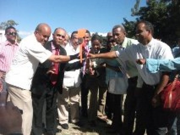 Gobernador da primer picazo inicio construcción estancia infantil Barahona