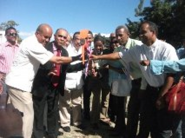 Gobernador da primer picazo inicio construcción estancia infantil Barahona 