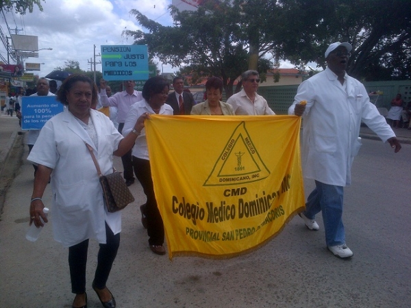 Médicos marchan en San Pedcro de Macorís por alza salarial