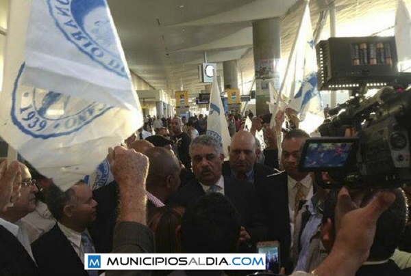 Miguel Vargas mientras era recibido por simpatizantes en su viaje a Nueva York.
