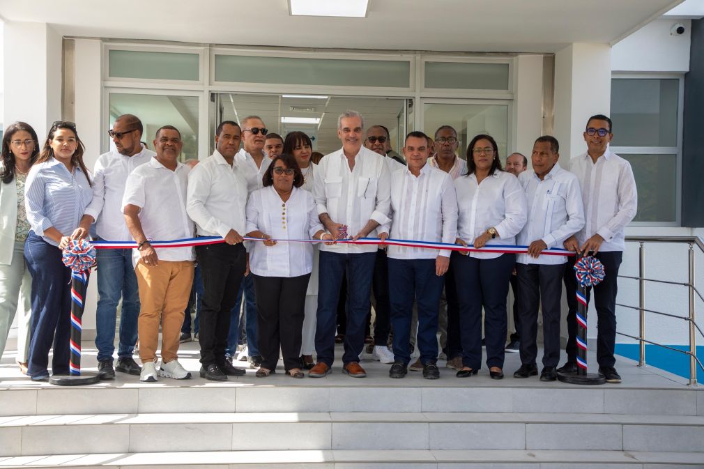 El presidente Luis Abinader estuvo acompañado del director ejecutivo del Servicio Nacional de Salud (SNS), Julio César Landrón.
